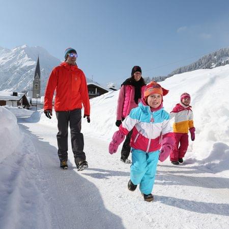 Winter-Familienaktivitäten im Alphotel Kleinwalsertal